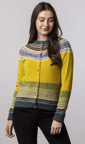 Eribe-alpine-cardigan-piccalilli-C3735: geel vest met fairisle print, knoopsluiting en ronde hals, gemaakt van merinowol