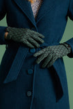 King Louie glove gluhwein black 05415001: zwarte handschoen met groene bloemenprint met knoopje aan de onderkant