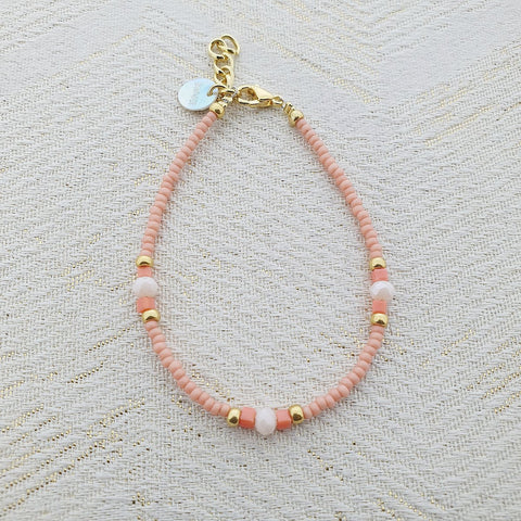 Mooi! Jewels armband met koraalroze miyuki beads en facetkraaltjes