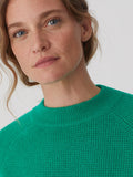 Nice Things oersize sweater raglan shiny green WKL045-513 : comfortabele groene trui met ronde hoge hals