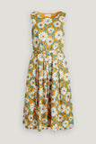 Seasalt-Cornwall-terrace-garden-dress-gazania-daisies-sandstone-B-WM21861-19081: Gele jurk met ronde hals en strikceintuur