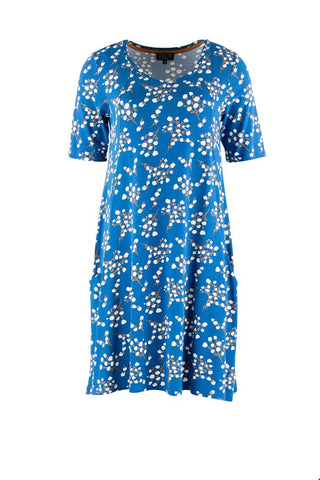 Zilch Dress V-Neck Wide Blossom Jeans 01EVI40.171P/854: blauwe losvallende A-lijn jurk met ronde hals, korte mouwen en een bloesemprint.